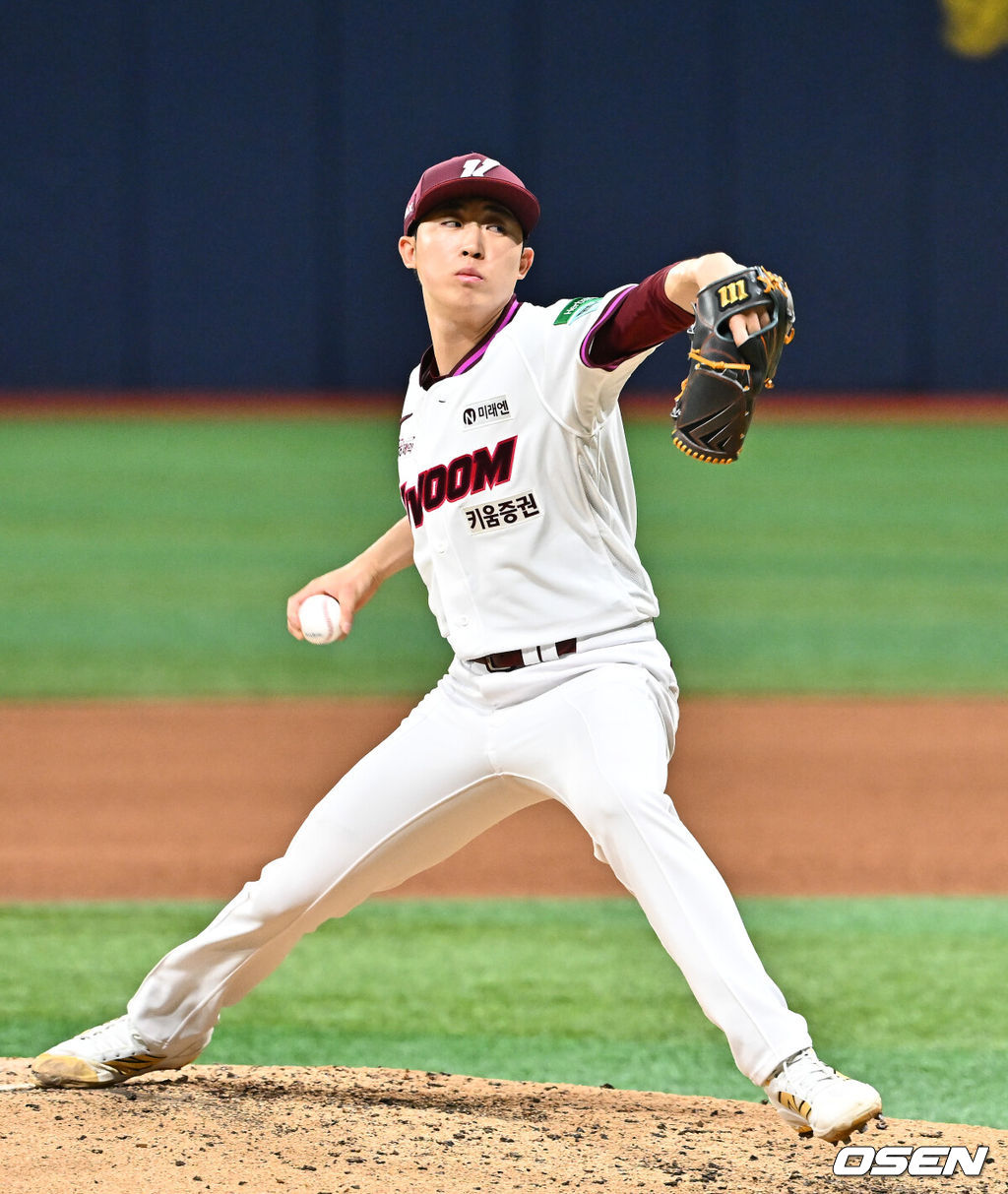 24일 오후 서울 고척스카이돔에서 2026 신한 SOL KBO리그 키움 히어로즈와 삼성 라이온즈의 경기가 진행됐다.이날 키움은 안우진을, 삼성은 이승현을 선발투수로 내세웠다.5회초 키움 배동현 투수가 역투하고 있다.     2026.04.24 / soul1014@osen.co.kr