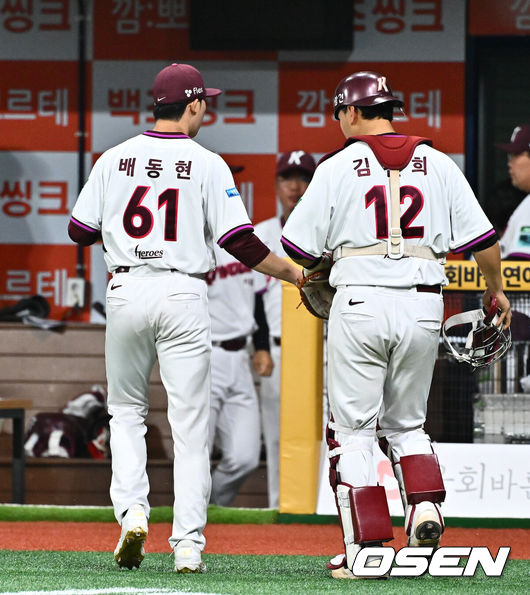 [OSEN=고척, 박준형 기자] 24일 오후 서울 고척스카이돔에서 2026 신한 SOL KBO리그 키움 히어로즈와 삼성 라이온즈의 경기가 진행됐다.이날 키움은 안우진을, 삼성은 이승현을 선발투수로 내세웠다.4회초 이닝종료 후 키움 배동현 투수와 김건희 포수가 하이파이브하며 마운드를 내려가고 있다  2026.04.24 / soul1014@osen.co.kr