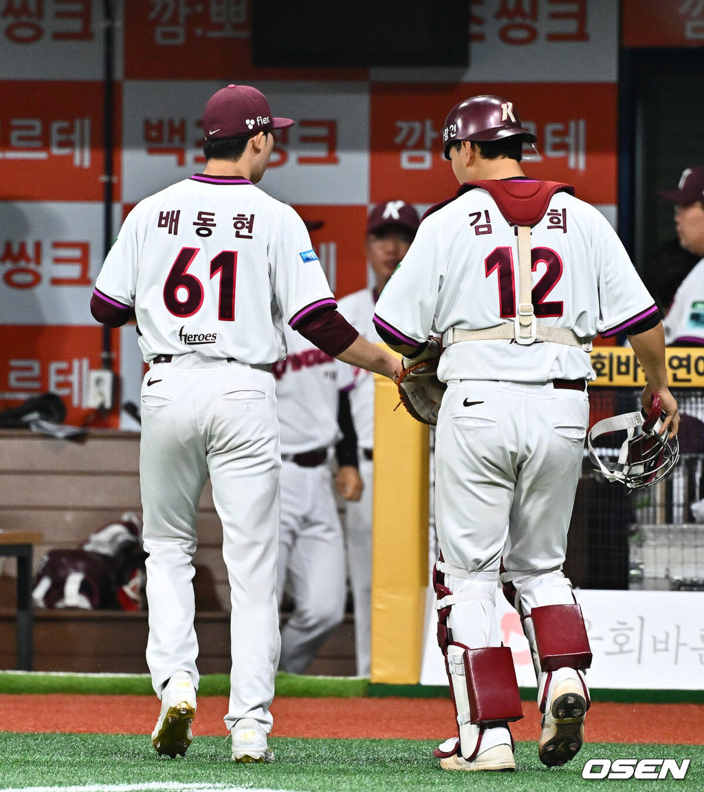 24일 오후 서울 고척스카이돔에서 2026 신한 SOL KBO리그 키움 히어로즈와 삼성 라이온즈의 경기가 진행됐다.이날 키움은 안우진을, 삼성은 이승현을 선발투수로 내세웠다.4회초 이닝종료 후 키움 배동현 투수와 김건희 포수가 하이파이브하며 마운드를 내려가고 있다  2026.04.24 / soul1014@osen.co.kr