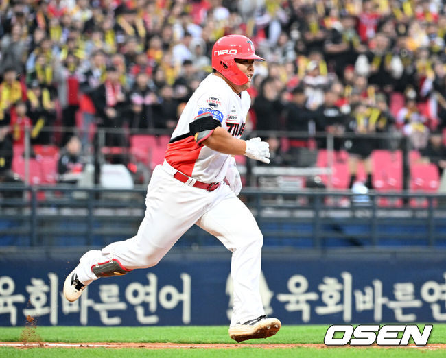 [OSEN=광주, 이대선 기자] 4일 광주-기아 챔피언스필드에서 2026 신한 SOL KBO리그 KIA 타이거즈와 NC 다이노스의 경기가 열렸다.이날 KIA는 이의리, NC는 커티스 테일러를 선발로 내세웠다.2회말 2사에서 KIA 박상준이 내야안타를 치고 그라운드를 달리고 있다. 2026.04.04 /sunday@osen.co.kr