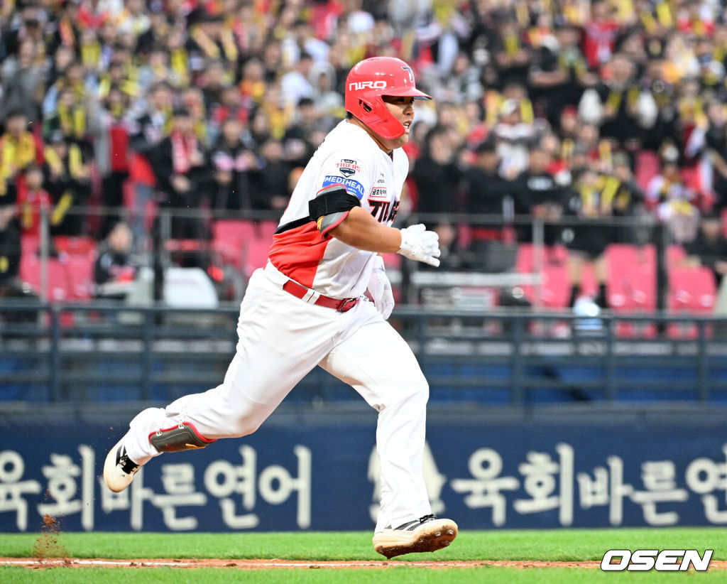 4일 광주-기아 챔피언스필드에서 2026 신한 SOL KBO리그 KIA 타이거즈와 NC 다이노스의 경기가 열렸다.이날 KIA는 이의리, NC는 커티스 테일러를 선발로 내세웠다.2회말 2사에서 KIA 박상준이 내야안타를 치고 그라운드를 달리고 있다. 2026.04.04 /sunday@osen.co.kr