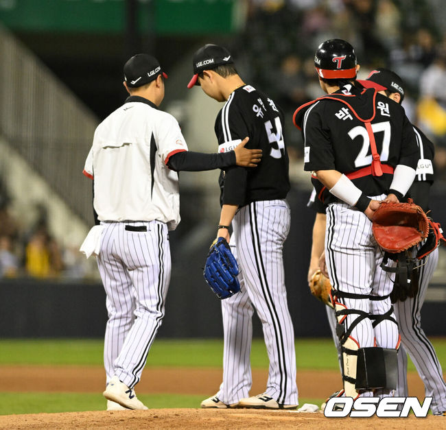 [OSEN=잠실, 이대선 기자] 프로야구 LG 트윈스가 '잠실 라이벌전'에서 두산 베어스에 승리했다.&nbsp;LG는 24일 서울 잠실구장에서 열린 2026 KBO리그 두산과 시즌 첫 맞대결에서 4-1로 승리했다.&nbsp;9회말 LG 유영찬이 투구 도중 팔꿈치 통증을 느껴 마운드를 내려가고 있다. 2026.04.24 /sunday@osen.co.kr