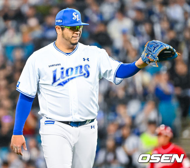 [OSEN=대구, 민경훈 기자] 22일 오후 대구삼성라이온즈파크 ‘2026 신한 SOL Bank KBO리그' 삼성 라이온즈와 SSG 랜더스와 경기가 열렸다.이날 삼성은 후라도를, SSG는 최민준을 선발투수로 내세웠다.7회초를 마친 삼성 선발 후라도가 기뻐하고 있다. 2026.04.22 / rumi@osen.co.kr