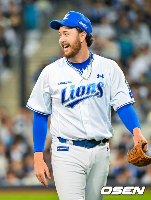 [OSEN=대구, 민경훈 기자] 23일 오후 대구삼성라이온즈파크 ‘2026 신한 SOL Bank KBO리그' 삼성 라이온즈와 SSG 랜더스와 경기가 열렸다.이날 삼성은 오러클린을, SSG는 화이트를 선발투수로 내세웠다.4회초를 마친 삼성 선발 오러클린이 미소 짓고 있다. 2026.04.23 / rumi@osen.co.kr