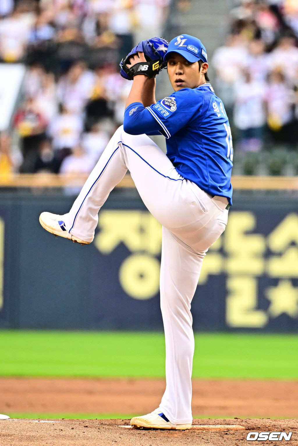 20일 서울 잠실구장에서 ‘2025 신한 SOL Bank KBO리그’ LG 트윈스와 삼성 라이온즈의 경기가 열렸다.LG는 외국인 투수 톨허스트를, 삼성은 원태인을 선발투수로 내세웠다.1회말 삼성 원태인이 역투하고 있다. 2025.09.20 /jpnews@osen.co.kr