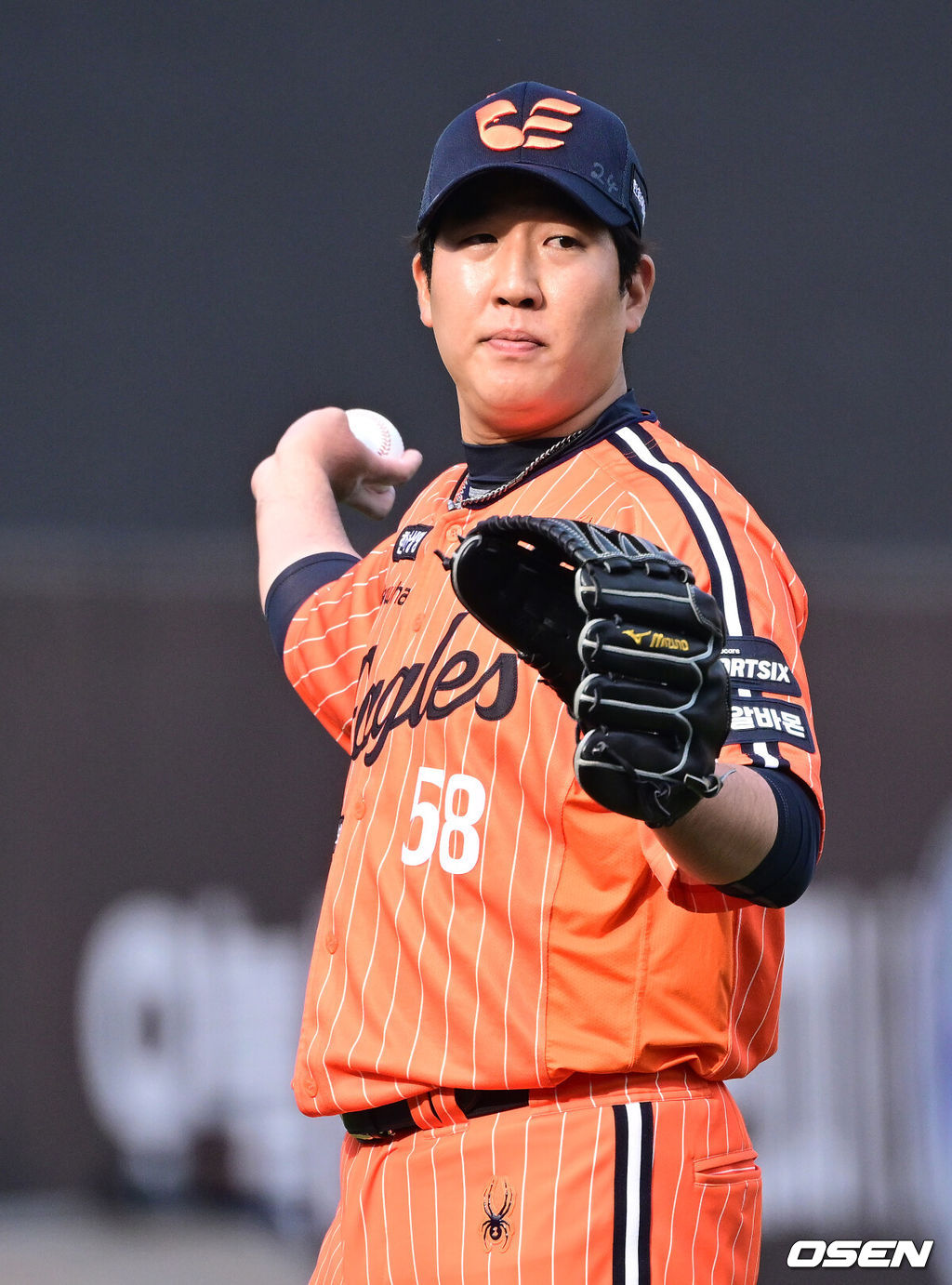 11일 대전 한화생명볼파크에서 ‘2026 신한 SOL KBO리그’ 한화 이글스와 KIA 타이거즈의 경기가 열렸다.홈팀 한화는 왕옌청, 방문팀 KIA는 이의리를 선발로 내세웠다. 8회초 2사 1, 2루 상황 KIA 한준수에게 역전 1타점 적시타를 내준 한화 투수 박상원이 아쉬워하고 있다. 2026.04.11 / dreamer@osen.co.kr