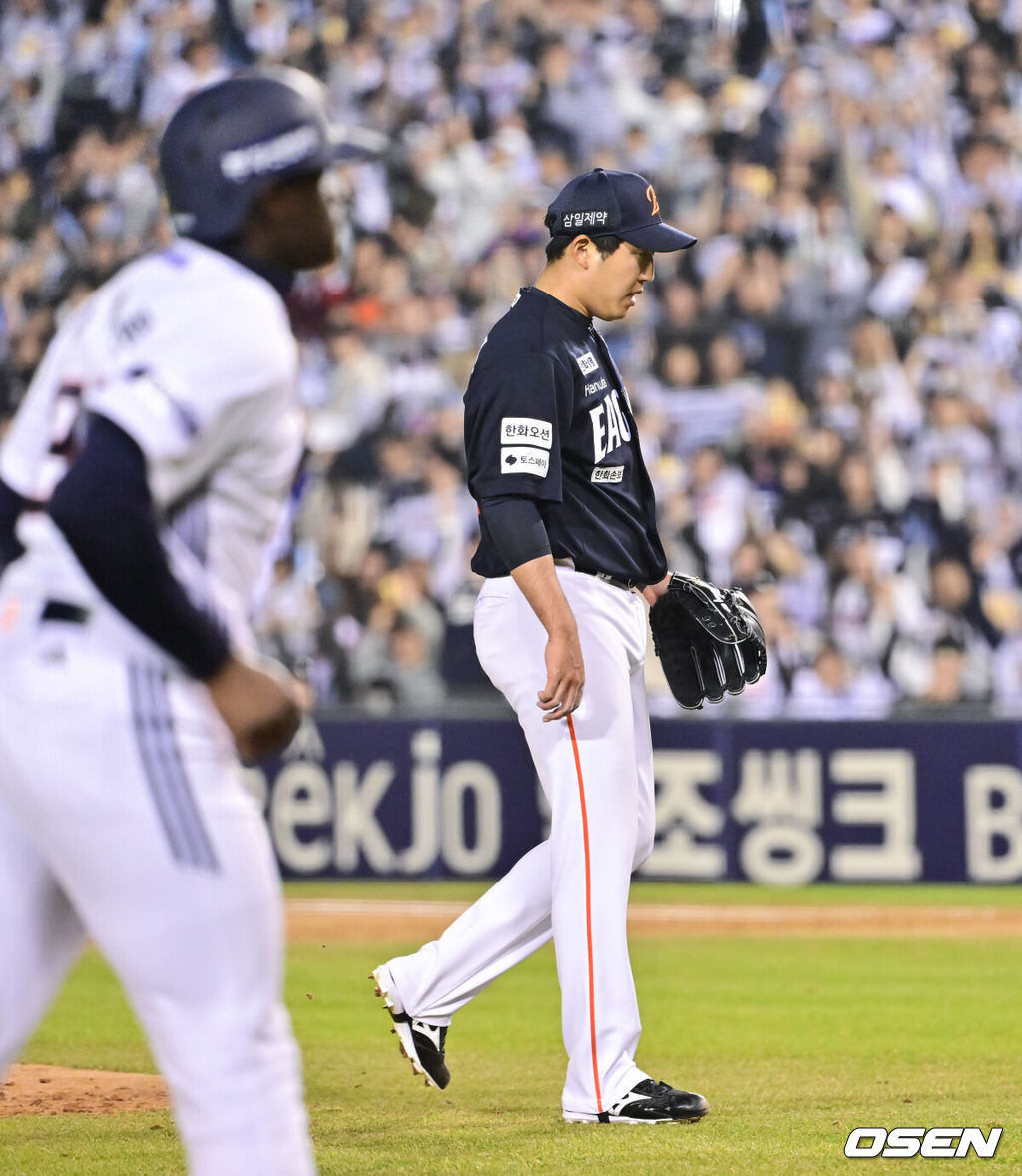 3일 오후 서울 잠실구장에서 ‘2026 신한은행 SOL Bank KBO리그’ 두산 베어스와 한화 이글스의 경기가 진행됐다.이날 두산은 플렉센을, 한화는 에르난데스를 선발투수로 내세웠다.  6회말 1사 만루 두산 김인태에게 밀어내기 볼넷 허용한 한화 박상원 투수가 아쉬워하고 있다.       2026.04.02 / soul1014@osen.co.kr