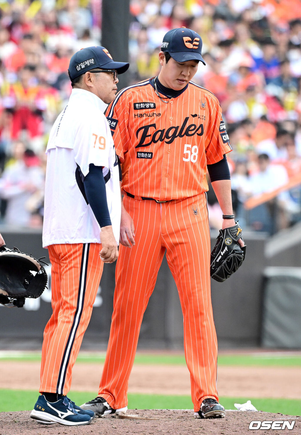 12일 대전 한화생명볼파크에서 ‘2026 신한 SOL KBO리그’ 한화 이글스와 KIA 타이거즈의 경기가 열렸다.홈팀 한화는 잭 쿠싱, 방문팀 KIA는 애덤 올러를 선발로 내세웠다. 7회초 2사 1루 상황 한화 투수 박상원이 마운드를 내려가고 있다. 2026.04.12 / dreamer@osen.co.kr