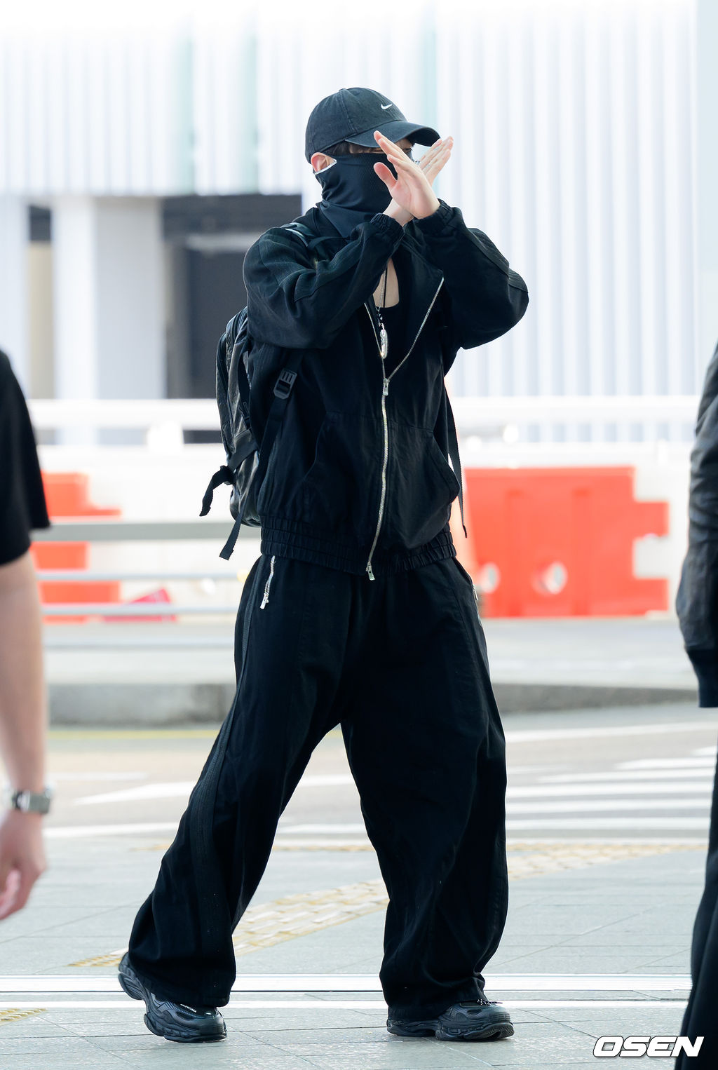 출국길 정국의 REDRED 댄스