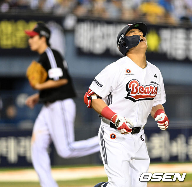 [OSEN=잠실, 이대선 기자] 24일 서울 잠실야구장에서 2026 신한 SOL KBO리그 두산 베어스와 LG 트윈스의 경기가 열렸다.이날 두산은 최승용, LG는 임찬규를 선발로 내세웠다.5회말 무사 1,3루에서 두산 손아섭이 희생플라이를 치고 아쉬워하고 있다. 2026.04.24 /sunday@osen.co.krㅊ