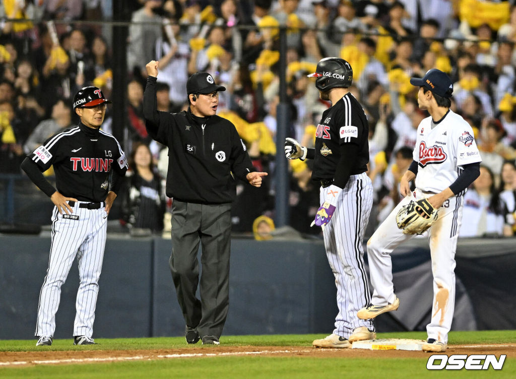 24일 서울 잠실야구장에서 2026 신한 SOL KBO리그 두산 베어스와 LG 트윈스의 경기가 열렸다.이날 두산은 최승용, LG는 임찬규를 선발로 내세웠다.9회초 1사 만루에서 LG 문보경의 2타점 적시타 때 1루주자 오스틴이 3루로 쇄도하는 과정에서 정수성 코치의 도움을 받았다고 판단한 김성철 심판이 3루 주자 아웃을 선언하고 있다. 2026.04.24 /sunday@osen.co.kr