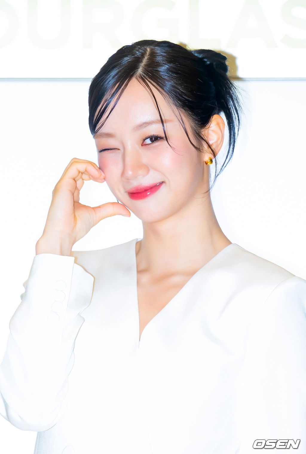 24일 오전 서울 여의도 더현대 서울에서 아워글래스 팝업 스토어 포토콜 행사가 진행됐다.이날 행사에는 그룹 걸스데이 출신 배우 혜리가 참석했다.혜리가 입장하며 포즈를 취하고 있다. 2025.10.24 / rumi@osen.co.kr