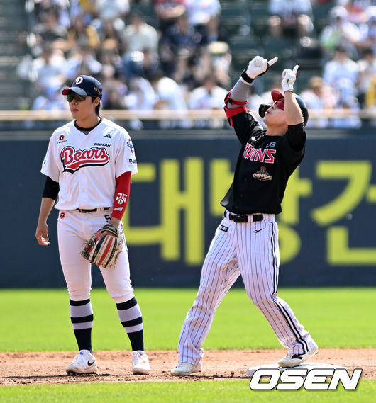 [OSEN=잠실, 이대선 기자] 25일 서울 잠실야구장에서 2026 신한 SOL KBO리그 두산 베어스와 LG 트윈스의 경기가 열렸다.이날 두산은 최민석, LG는 톨허스트를 선발로 내세웠다.1회초 1사 3루에서 LG 문성주가 좌전 적시 2루타를 치고 환호하고 있다. 2026.04.25 /sunday@osen.co.kr