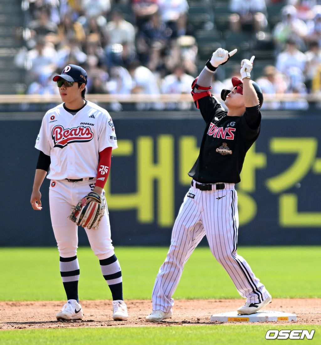 25일 서울 잠실야구장에서 2026 신한 SOL KBO리그 두산 베어스와 LG 트윈스의 경기가 열렸다.이날 두산은 최민석, LG는 톨허스트를 선발로 내세웠다.1회초 1사 3루에서 LG 문성주가 좌전 적시 2루타를 치고 환호하고 있다. 2026.04.25 /sunday@osen.co.kr