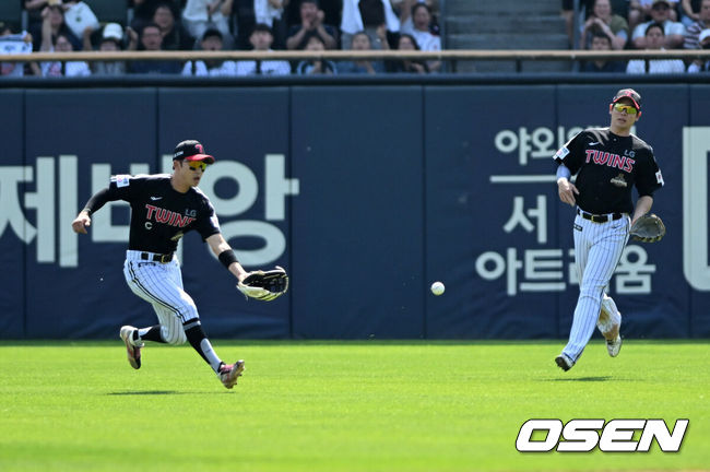 [OSEN=잠실, 이대선 기자] 25일 서울 잠실야구장에서 2026 신한 SOL KBO리그 두산 베어스와 LG 트윈스의 경기가 열렸다.이날 두산은 최민석, LG는 톨허스트를 선발로 내세웠다.1회말 무사 만루에서 LG 박해민이 두산 카메론의 타구를 잡으려 뛰었지만 놓치고 있다. 2026.04.25 /sunday@osen.co.kr