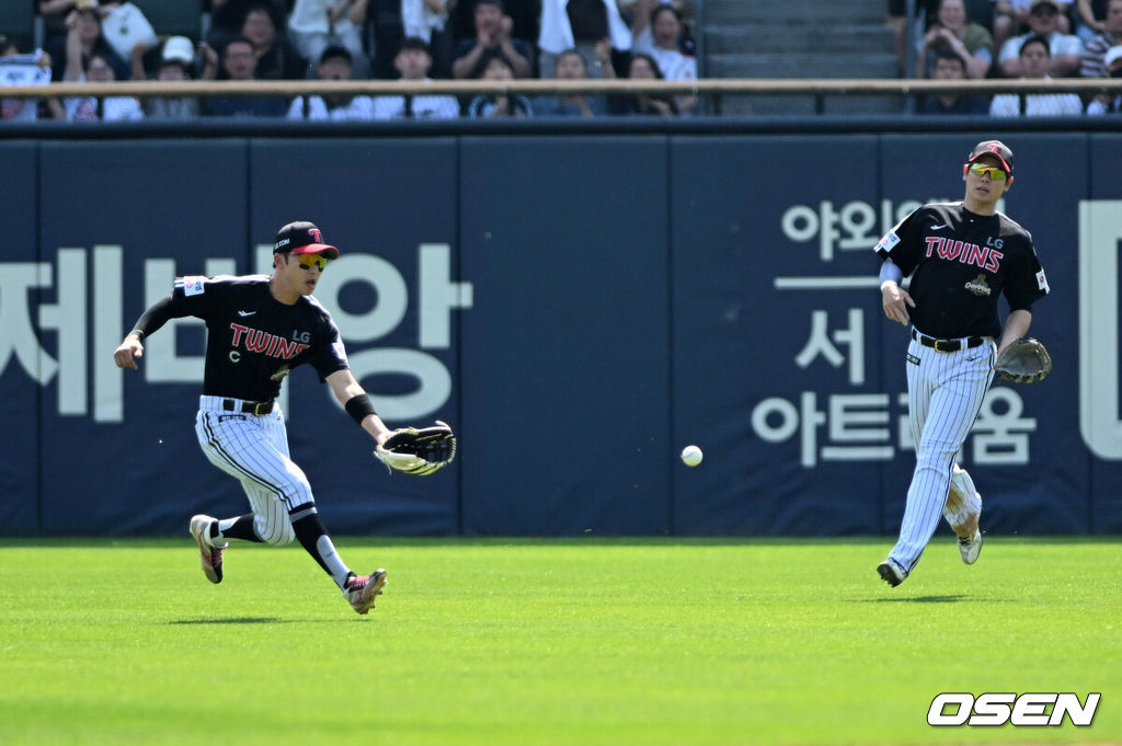 25일 서울 잠실야구장에서 2026 신한 SOL KBO리그 두산 베어스와 LG 트윈스의 경기가 열렸다.이날 두산은 최민석, LG는 톨허스트를 선발로 내세웠다.1회말 무사 만루에서 LG 박해민이 두산 카메론의 타구를 잡으려 뛰었지만 놓치고 있다. 2026.04.25 /sunday@osen.co.kr