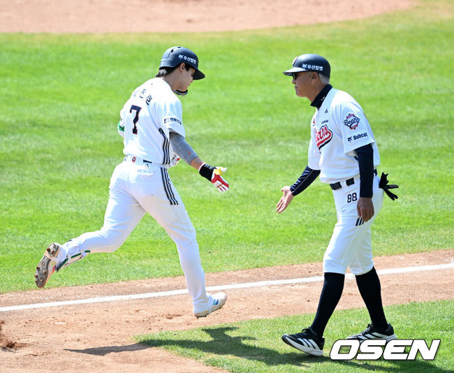 [OSEN=잠실, 이대선 기자] 25일 서울 잠실야구장에서 2026 신한 SOL KBO리그 두산 베어스와 LG 트윈스의 경기가 열렸다.이날 두산은 최민석, LG는 톨허스트를 선발로 내세웠다.2회말 1사 2루에서 두산 박찬호가 투런 홈런을 치고 그라운드를 달리고 있다. 2026.04.25 /sunday@osen.co.kr