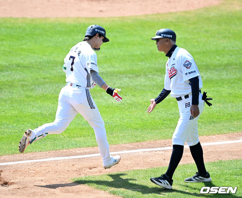 25일 서울 잠실야구장에서 2026 신한 SOL KBO리그 두산 베어스와 LG 트윈스의 경기가 열렸다.이날 두산은 최민석, LG는 톨허스트를 선발로 내세웠다.2회말 1사 2루에서 두산 박찬호가 투런 홈런을 치고 그라운드를 달리고 있다. 2026.04.25 /sunday@osen.co.kr