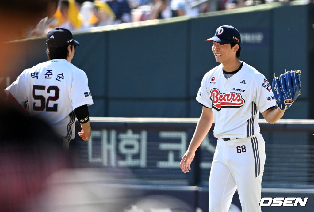 25일 서울 잠실야구장에서 2026 신한 SOL KBO리그 두산 베어스와 LG 트윈스의 경기가 열렸다.이날 두산은 최민석, LG는 톨허스트를 선발로 내세웠다.6회초 1사 만루에서 두산 최민석이 LG 박동원을 병살타로 처리하고 환호하고 미소짓고 있다. 2026.04.25 /sunday@osen.co.kr