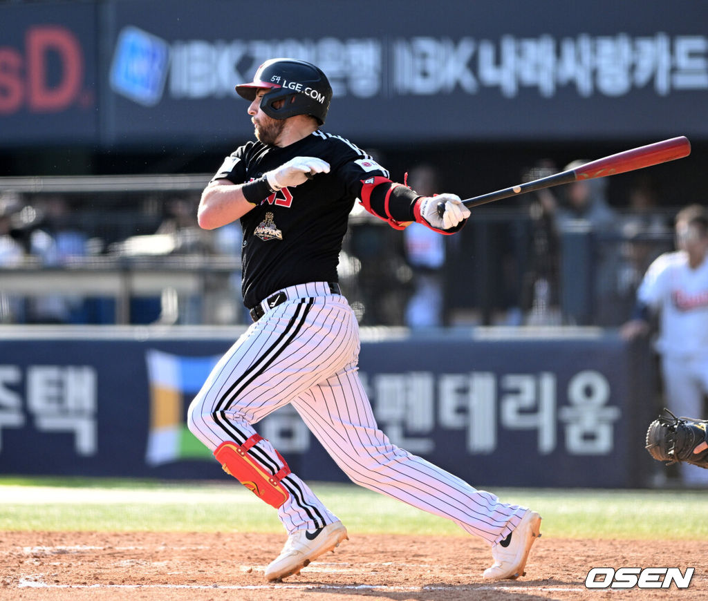 25일 서울 잠실야구장에서 2026 신한 SOL KBO리그 두산 베어스와 LG 트윈스의 경기가 열렸다.이날 두산은 최민석, LG는 톨허스트를 선발로 내세웠다.9회초 1사 만루에서 LG 오스틴이 중전 2타점 적시타를 치고 있다. 2026.04.25 /sunday@osen.co.kr
