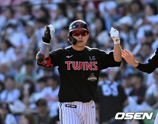 [OSEN=잠실, 이대선 기자] 25일 서울 잠실야구장에서 2026 신한 SOL KBO리그 두산 베어스와 LG 트윈스의 경기가 열렸다.이날 두산은 최민석, LG는 톨허스트를 선발로 내세웠다.9회초 1사 만루에서 LG 문성주가 중전 적시타를 치고 환호하고 있다. 2026.04.25 /sunday@osen.co.kr