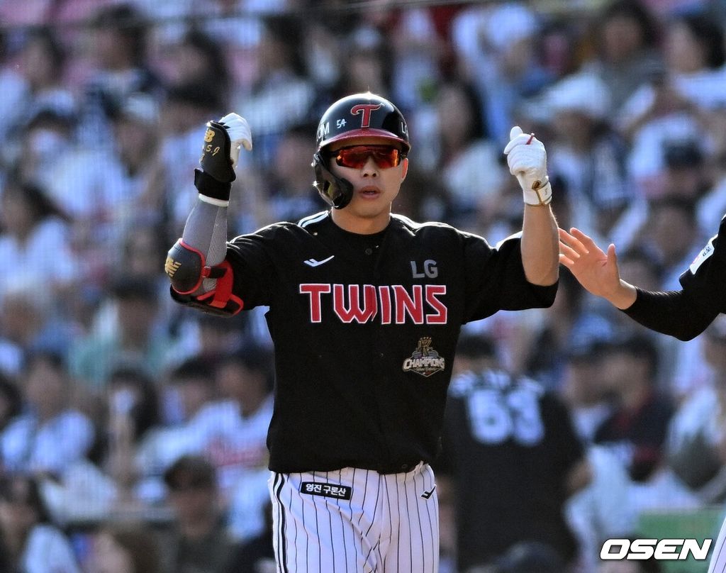 25일 서울 잠실야구장에서 2026 신한 SOL KBO리그 두산 베어스와 LG 트윈스의 경기가 열렸다.이날 두산은 최민석, LG는 톨허스트를 선발로 내세웠다.9회초 1사 만루에서 LG 문성주가 중전 적시타를 치고 환호하고 있다. 2026.04.25 /sunday@osen.co.kr