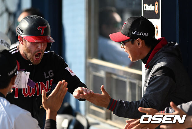 [OSEN=잠실, 이대선 기자] 25일 서울 잠실야구장에서 2026 신한 SOL KBO리그 두산 베어스와 LG 트윈스의 경기가 열렸다.이날 두산은 최민석, LG는 톨허스트를 선발로 내세웠다.9회초 1사 만루에서 LG 염경엽 감독이 오지환의 희생플라이때 홈을 밟은 오스틴과 환호하고 환호하고 있다. 2026.04.25 /sunday@osen.co.kr