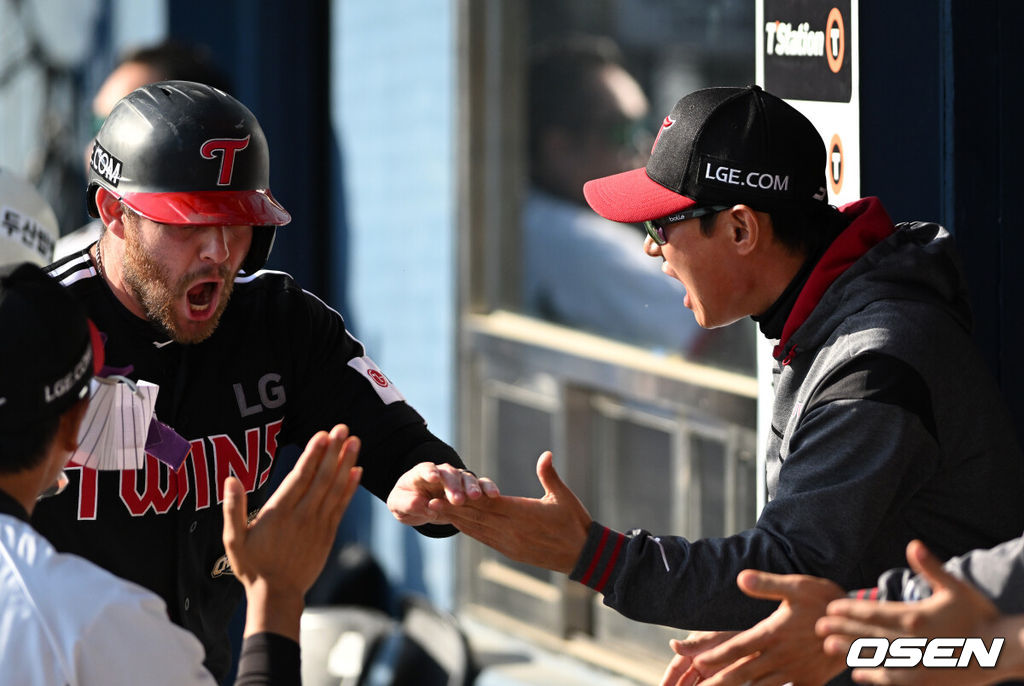 25일 서울 잠실야구장에서 2026 신한 SOL KBO리그 두산 베어스와 LG 트윈스의 경기가 열렸다.이날 두산은 최민석, LG는 톨허스트를 선발로 내세웠다.9회초 1사 만루에서 LG 염경엽 감독이 오지환의 희생플라이때 홈을 밟은 오스틴과 환호하고 환호하고 있다. 2026.04.25 /sunday@osen.co.kr