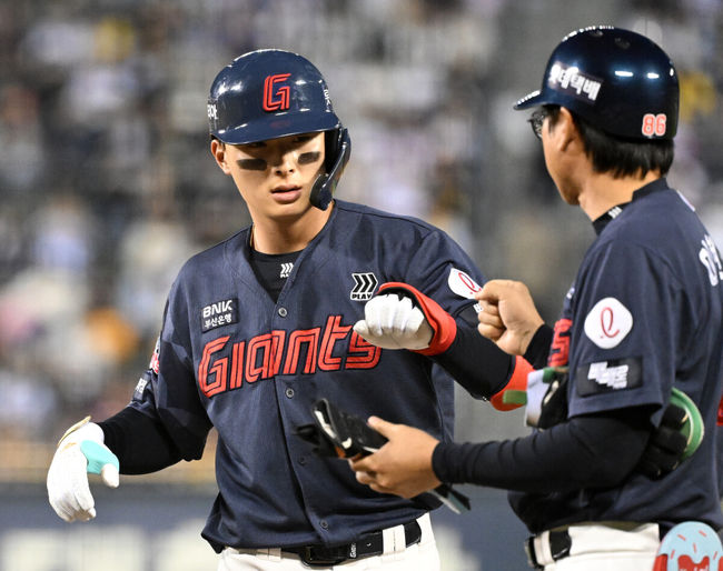 16일 서울 잠실야구장에서 2026 신한 SOL KBO리그 LG 트윈스와 롯데 자이언츠의 경기가 열렸다.이날 LG는 치리노스, 롯데는 로드리게스를 선발로 내세웠다.3회초 1사 1루에서 롯데 윤동희가 좌전안타를 치고 환호하고 있다. 2026.04.16 /sunday@osen.co.kr