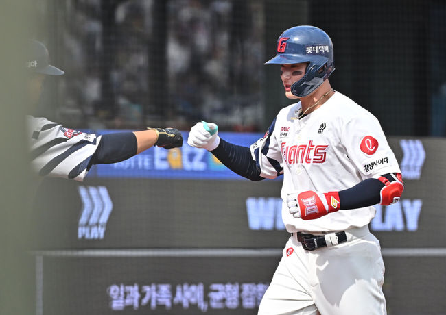 5일 부산 사직야구장에서 2026 신한 SOL KBO 리그 롯데 자이언츠와 SSG 랜더스의 경기가 열렸다. 홈팀 롯데는 박세웅이, 방문팀 SSG는 베니지아노가 선발 출전했다.롯데 자이언츠 윤동희가 3회말 무사 1루 좌월 2점 홈런을 치고 하이파이브를 하고 있다. 2026.04.05 / foto0307@osen.co.kr