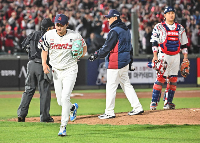 4일 부산 사직야구장에서 2026 신한 SOL KBO 리그 롯데 자이언츠와 SSG 랜더스의 경기가 열렸다. 홈팀 롯데는 비슬리가, 방문팀 SSG는 김건우가 선발 출전했다.롯데 자이언츠 정철원이 7회초 역전을 허용한 후 교체되고 있다. 2026.04.04 / foto0307@osen.co.kr