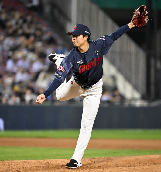 16일 서울 잠실야구장에서 2026 신한 SOL KBO리그 LG 트윈스와 롯데 자이언츠의 경기가 열렸다.이날 LG는 치리노스, 롯데는 로드리게스를 선발로 내세웠다.8회말 무사에서 롯데 쿄야마가 역투하고 있다. 2026.04.16 /sunday@osen.co.kr