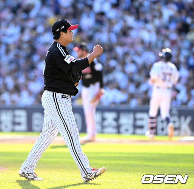 [OSEN=잠실, 이대선 기자] 25일 서울 잠실야구장에서 2026 신한 SOL KBO리그 두산 베어스와 LG 트윈스의 경기가 열렸다.이날 두산은 최민석, LG는 톨허스트를 선발로 내세웠다.경기 종료 후 LG 장현식이 승리의 기쁨을 나누고 있다. 2026.04.25 /sunday@osen.co.kr