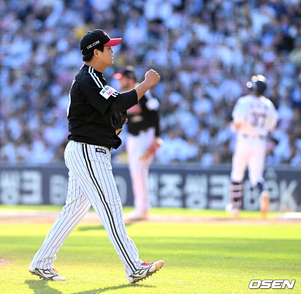 25일 서울 잠실야구장에서 2026 신한 SOL KBO리그 두산 베어스와 LG 트윈스의 경기가 열렸다.이날 두산은 최민석, LG는 톨허스트를 선발로 내세웠다.경기 종료 후 LG 장현식이 승리의 기쁨을 나누고 있다. 2026.04.25 /sunday@osen.co.kr