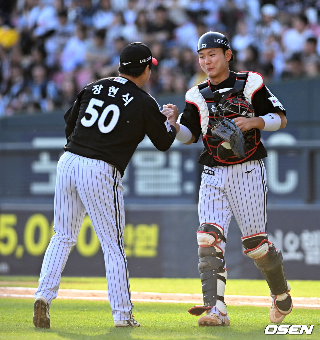 25일 서울 잠실야구장에서 2026 신한 SOL KBO리그 두산 베어스와 LG 트윈스의 경기가 열렸다.이날 두산은 최민석, LG는 톨허스트를 선발로 내세웠다.경기 종료 후 LG 장현식과 이주헌이 승리의 기쁨을 나누고 있다. 2026.04.25 /sunday@osen.co.kr