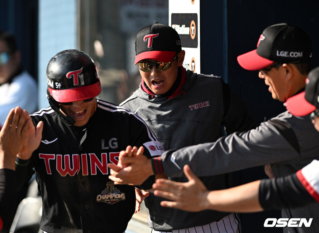 25일 서울 잠실야구장에서 2026 신한 SOL KBO리그 두산 베어스와 LG 트윈스의 경기가 열렸다.이날 두산은 최민석, LG는 톨허스트를 선발로 내세웠다.9회초 1사 만루에서 LG 문성주의 중전 적시타 때 홈을 밟은 천성호가 더그아웃에서 염경엽 감독과 환호하고 있다. 2026.04.25 /sunday@osen.co.kr