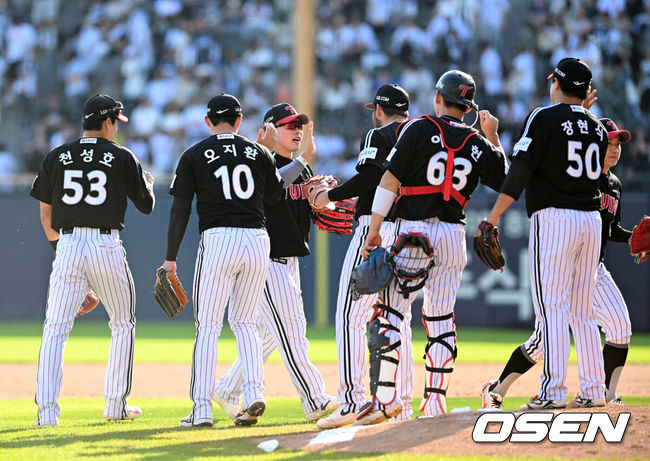[OSEN=잠실, 이대선 기자] 25일 서울 잠실야구장에서 2026 신한 SOL KBO리그 두산 베어스와 LG 트윈스의 경기가 열렸다.이날 두산은 최민석, LG는 톨허스트를 선발로 내세웠다.경기 종료 후 LG 선수들이 승리의 기쁨을 나누고 있다. 2026.04.25 /sunday@osen.co.kr