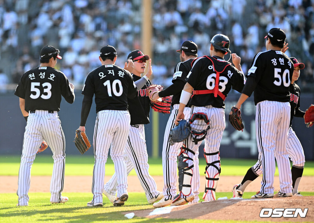 25일 서울 잠실야구장에서 2026 신한 SOL KBO리그 두산 베어스와 LG 트윈스의 경기가 열렸다.이날 두산은 최민석, LG는 톨허스트를 선발로 내세웠다.경기 종료 후 LG 선수들이 승리의 기쁨을 나누고 있다. 2026.04.25 /sunday@osen.co.kr