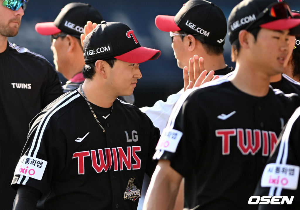 25일 서울 잠실야구장에서 2026 신한 SOL KBO리그 두산 베어스와 LG 트윈스의 경기가 열렸다.이날 두산은 최민석, LG는 톨허스트를 선발로 내세웠다.경기 종료 후 LG 김진수가 동료들과 승리의 기쁨을 나누고 있다. 2026.04.25 /sunday@osen.co.kr