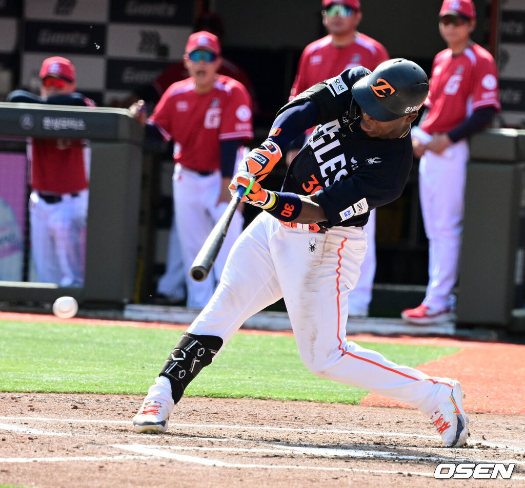 19일 부산 사직야구장에서 2026 신한 SOL KBO리그 롯데 자이언츠와 한화 이글스의 경기가 열렸다.롯데는 박세웅, 한화는 에르난데스가 선발로 나섰다.6회초 1사 1,3루에서 한화 페라자가 1타점 우전 적시타를 날리고 있다. 2026.04.19 / jpnews@osen.co.kr