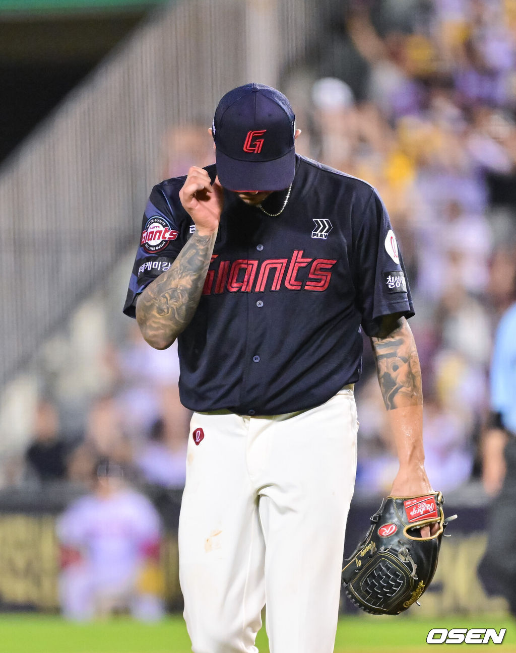 5회말 1사 2,3루 LG 문성주에게 2타점 적시타를 허용한 롯데 선발투수 벨라스케즈가 아쉬워하고 있다. 2025.08.19 / soul1014@osen.co.kr