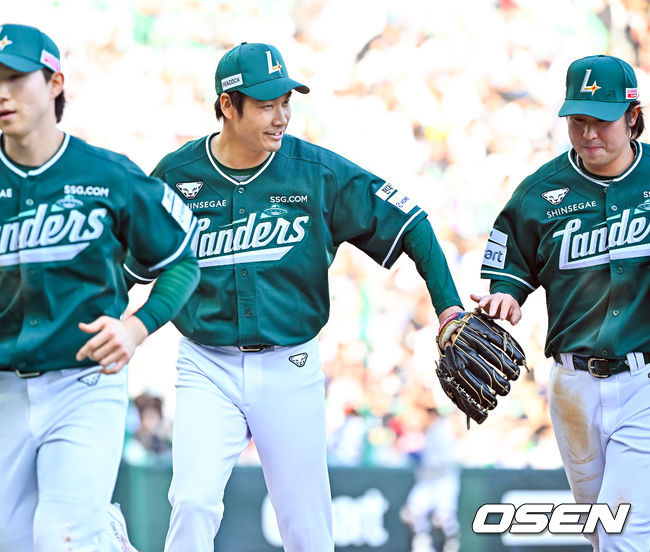 [OSEN=인천, 민경훈 기자] 25일 오후 인천 SSG랜더스필드에서 ‘2026 신한 SOL Bank KBO리그' SSG 랜더스와 KT 위즈의 경기가 진행됐다. 5회초를 마친 SSG 선발 타케다가 미소 짓고 있다. 2026.04.25 / rumi@osen.co.kr