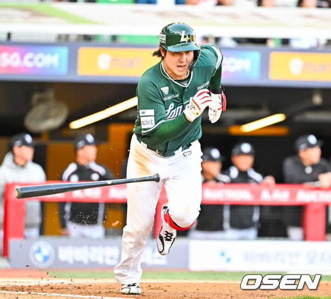 [OSEN=인천, 민경훈 기자] 25일 오후 인천 SSG랜더스필드에서 ‘2026 신한 SOL Bank KBO리그' SSG 랜더스와 KT 위즈의 경기가 진행됐다. 3회말 1사 주자 2루 SSG 최정이 좌익수 앞 선취 1타점 적시타를 때리고 있다. 2026.04.25 / rumi@osen.co.kr