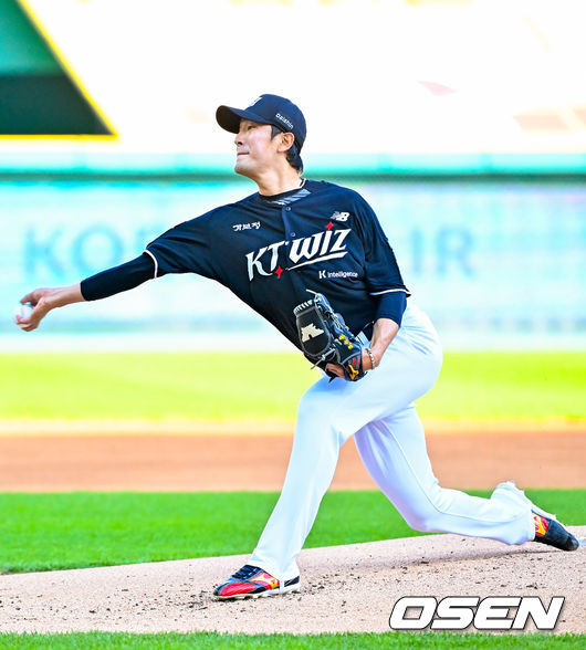 [OSEN=인천, 민경훈 기자] 25일 오후 인천 SSG랜더스필드에서 ‘2026 신한 SOL Bank KBO리그' SSG 랜더스와 KT 위즈의 경기가 진행됐다.KT 선발 고영표가 마운드 위에서 힘차게 공을 뿌리고 있다. 2026.04.25 / rumi@osen.co.kr