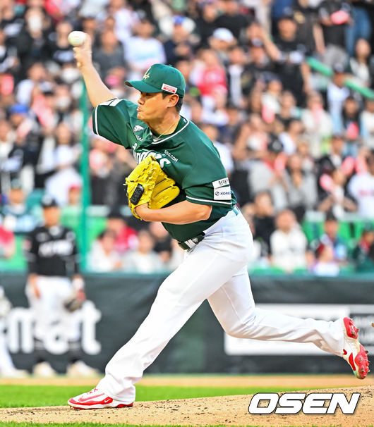 [OSEN=인천, 민경훈 기자] 25일 오후 인천 SSG랜더스필드에서 ‘2026 신한 SOL Bank KBO리그' SSG 랜더스와 KT 위즈의 경기가 진행됐다. 6회초 마운드에 오른 SSG 노경은이 힘차게 공을 뿌리고 있다. 2026.04.25 / rumi@osen.co.kr
