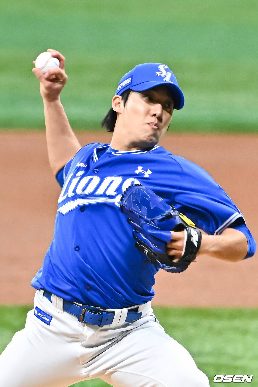 25일 오후 서울 고척스카이돔에서 2026 신한 SOL KBO리그 키움 히어로즈와 삼성 라이온즈의 경기가 진행됐다.이날 키움은 하영민을, 삼성은 원태인을 선발투수로 내세웠다.1회말 삼성 선발투수 원태인이 역투하고 있다.   2026.04.25 / soul1014@osen.co.kr