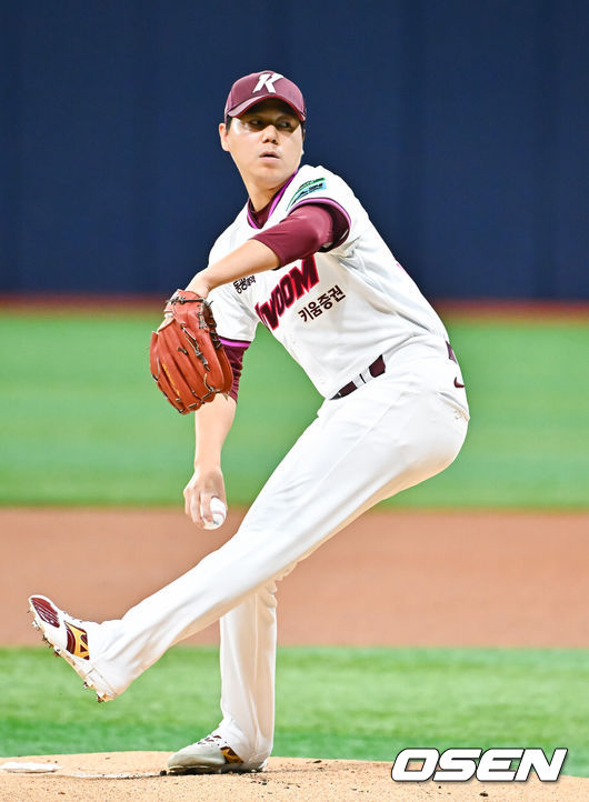 [OSEN=고척, 박준형 기자] 25일 오후 서울 고척스카이돔에서 2026 신한 SOL KBO리그 키움 히어로즈와 삼성 라이온즈의 경기가 진행됐다.이날 키움은 하영민을, 삼성은 원태인을 선발투수로 내세웠다.1회초 키움 선발투수 하영민이 역투하고 있다.    2026.04.25 / soul1014@osen.co.kr