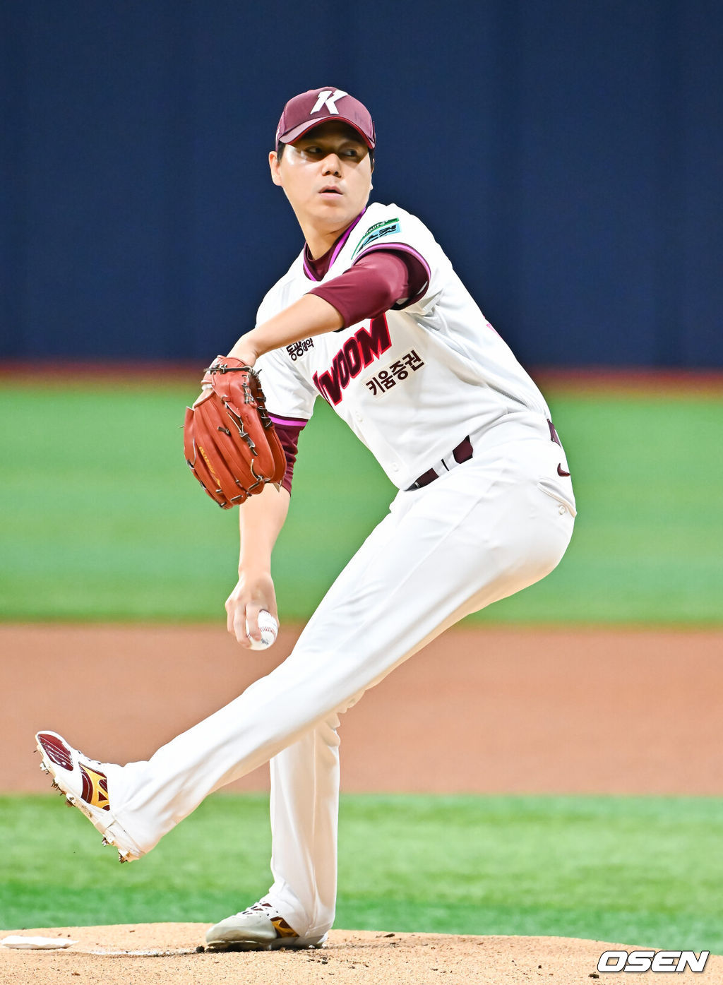 25일 오후 서울 고척스카이돔에서 2026 신한 SOL KBO리그 키움 히어로즈와 삼성 라이온즈의 경기가 진행됐다.이날 키움은 하영민을, 삼성은 원태인을 선발투수로 내세웠다.1회초 키움 선발투수 하영민이 역투하고 있다.    2026.04.25 / soul1014@osen.co.kr