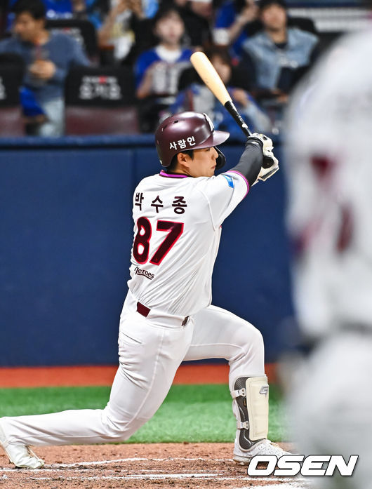 [OSEN=고척, 박준형 기자] 25일 오후 서울 고척스카이돔에서 2026 신한 SOL KBO리그 키움 히어로즈와 삼성 라이온즈의 경기가 진행됐다.이날 키움은 하영민을, 삼성은 원태인을 선발투수로 내세웠다.4회말 2사 2,3루 키움 박수종이 역전 2타점 적시타를 날리고 있다.     2026.04.25 / soul1014@osen.co.kr