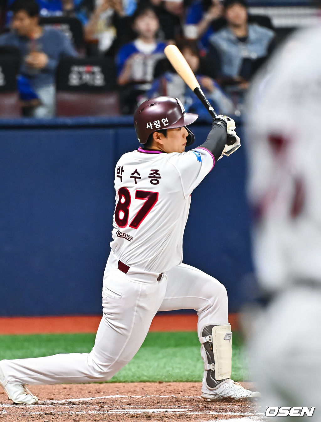 25일 오후 서울 고척스카이돔에서 2026 신한 SOL KBO리그 키움 히어로즈와 삼성 라이온즈의 경기가 진행됐다.이날 키움은 하영민을, 삼성은 원태인을 선발투수로 내세웠다.4회말 2사 2,3루 키움 박수종이 역전 2타점 적시타를 날리고 있다.     2026.04.25 / soul1014@osen.co.kr